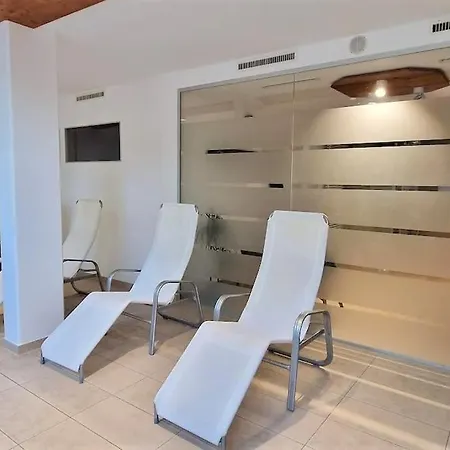 Sauna, Pools Mit Xxl-terasse Oder Kinderkino Apartment *