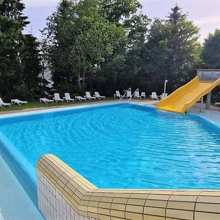 Sauna, Pools Mit Xxl-terasse Oder Kinderkino Apartment *
